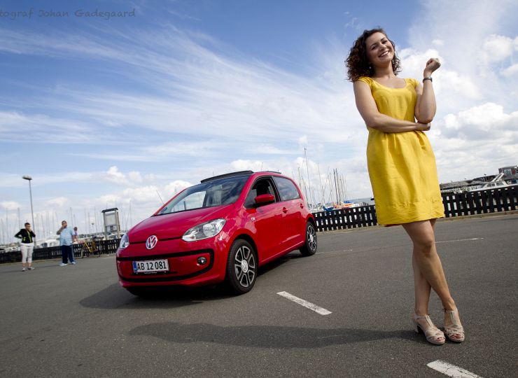 Pige leger med æbler