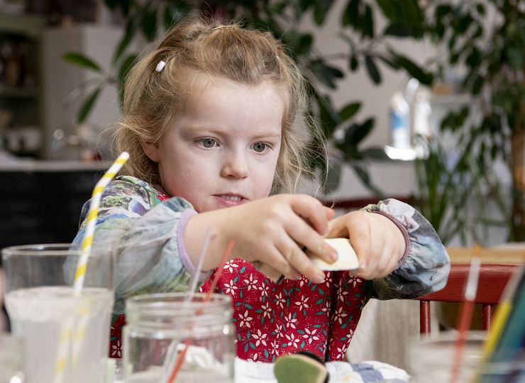 Pige leger med æbler